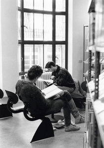 406512 Afbeelding van een leesplek op de eerste verdieping van de Centrale Bibliotheek (Oudegracht 167) te Utrecht.